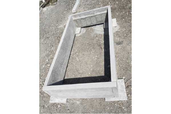 Высокая садовая грядка. Бетонная грядка. Высокая грядка.