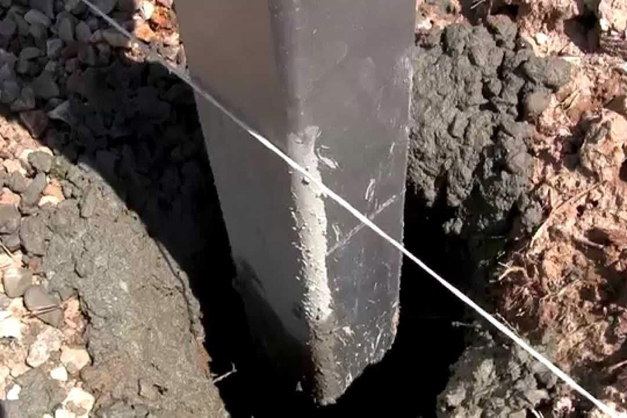 Установка бетонного столба для ограждения